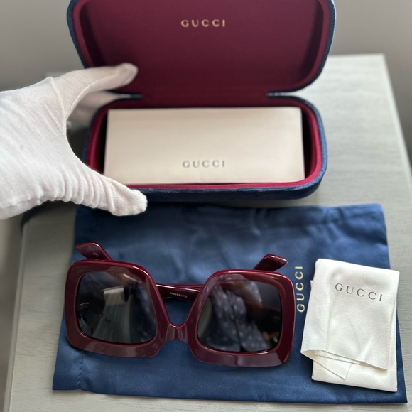 Gucci Oversized Sunglasses - Picture 6 of 6